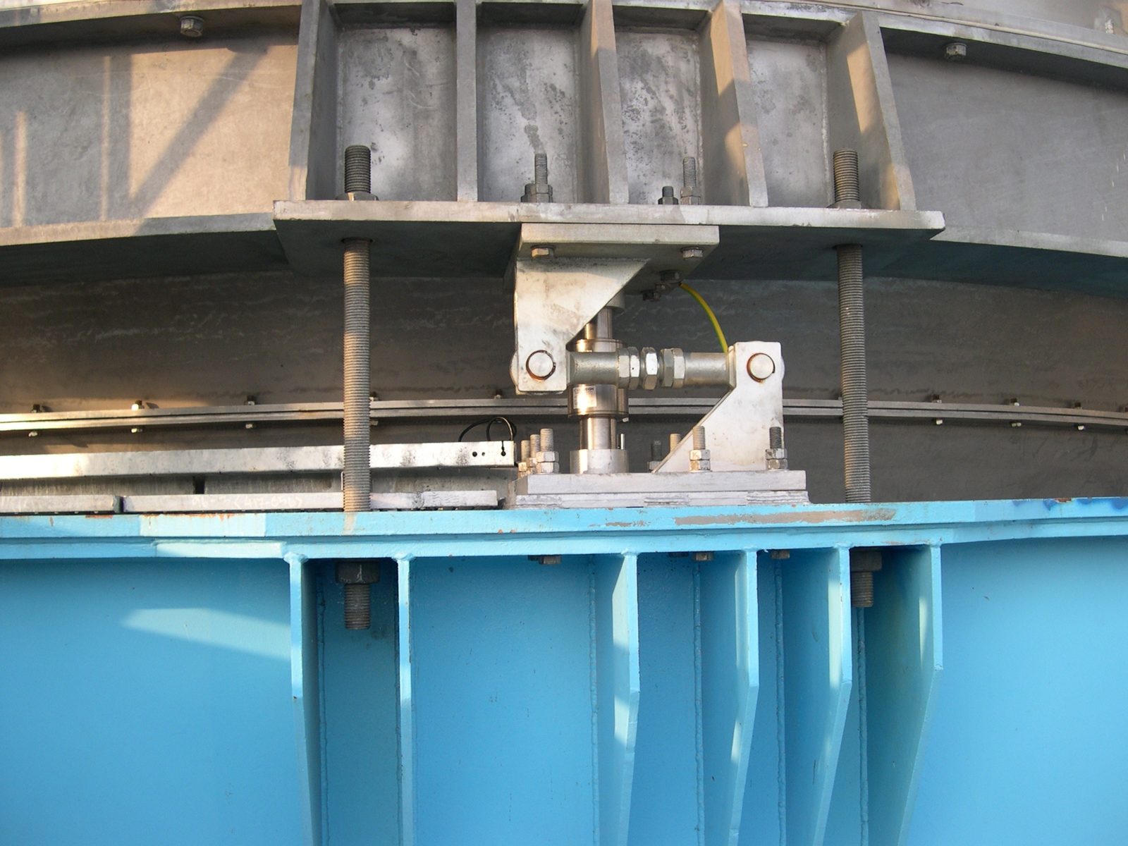 Strain gauge under silo foot
